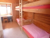 jolie chambre en bois avec 4 places